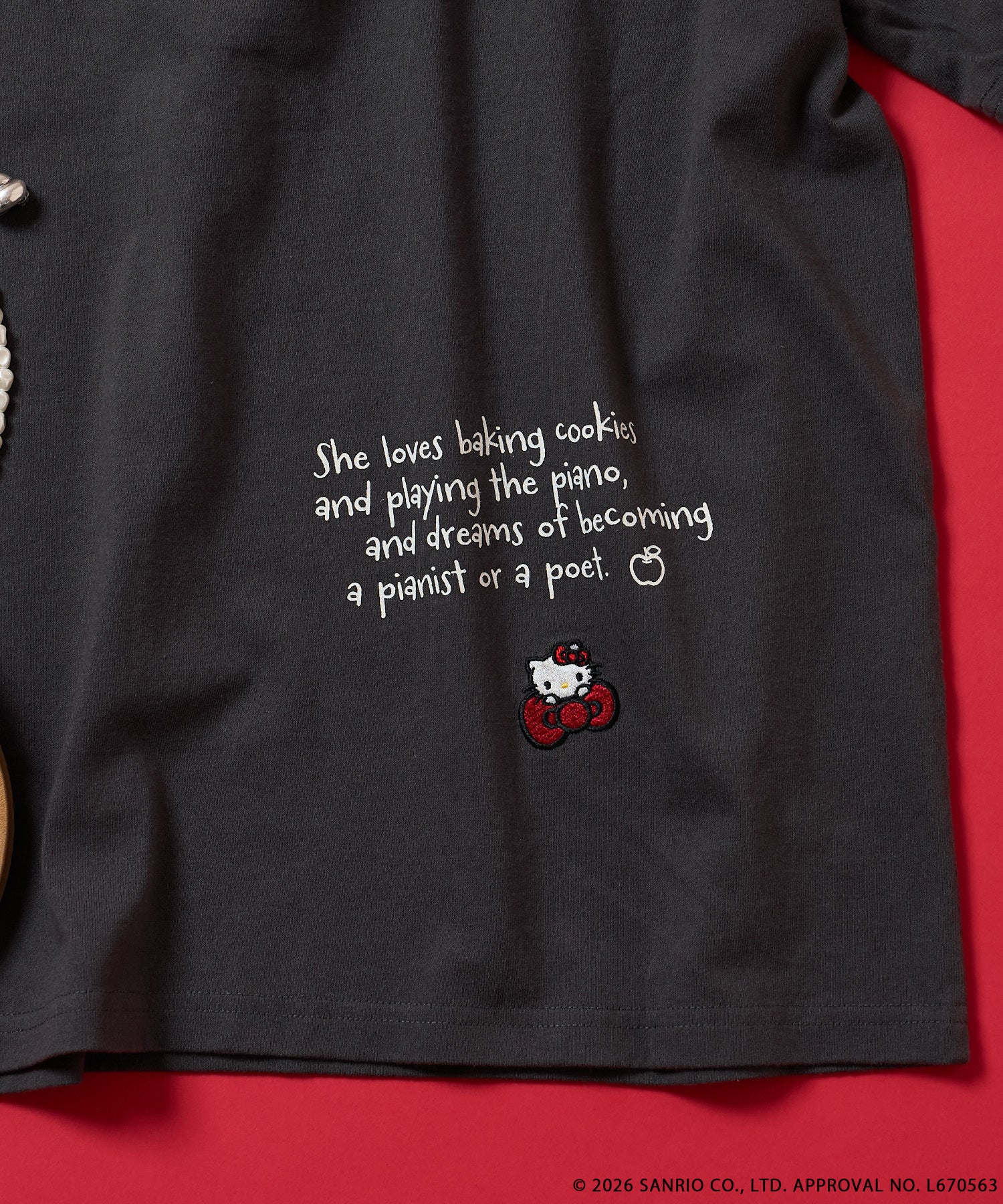 FREAK'S STORE×SMAST×ハローキティ/「HELLO KITTY」メッセージロゴTEE/CHARCOAL GRAY