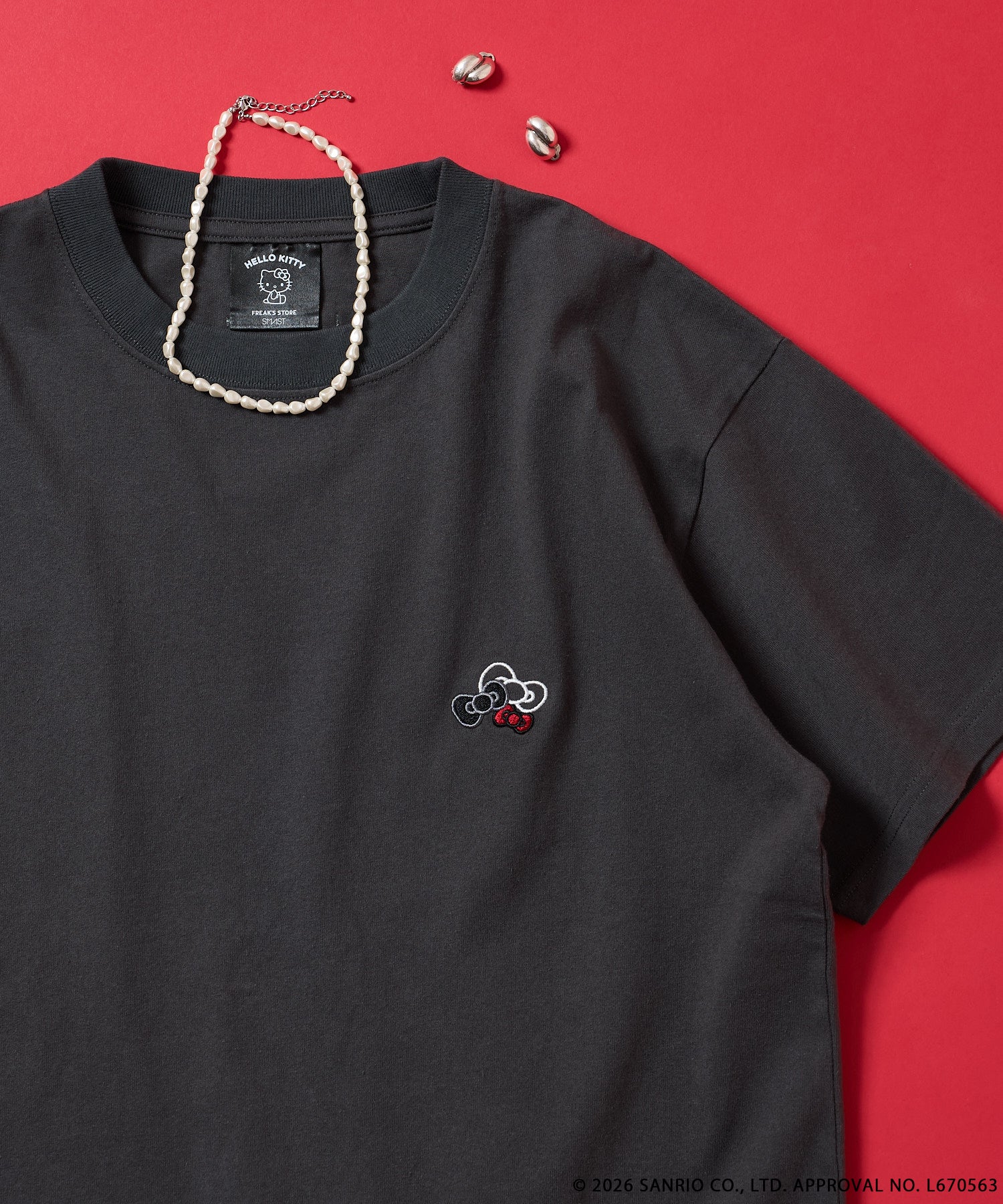 FREAK'S STORE×SMAST×ハローキティ/「HELLO KITTY」メッセージロゴTEE/CHARCOAL GRAY