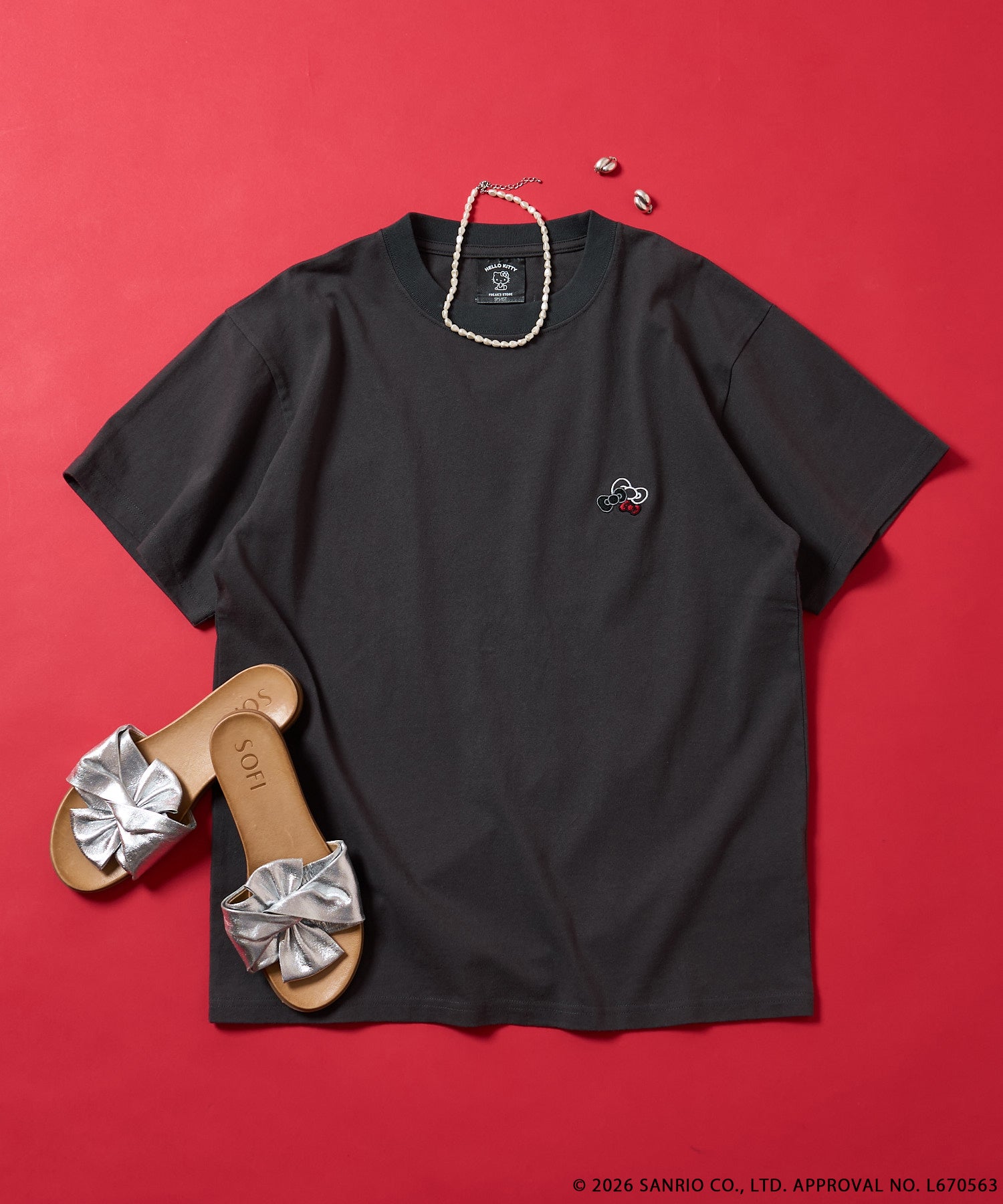 FREAK'S STORE×SMAST×ハローキティ/「HELLO KITTY」メッセージロゴTEE/CHARCOAL GRAY