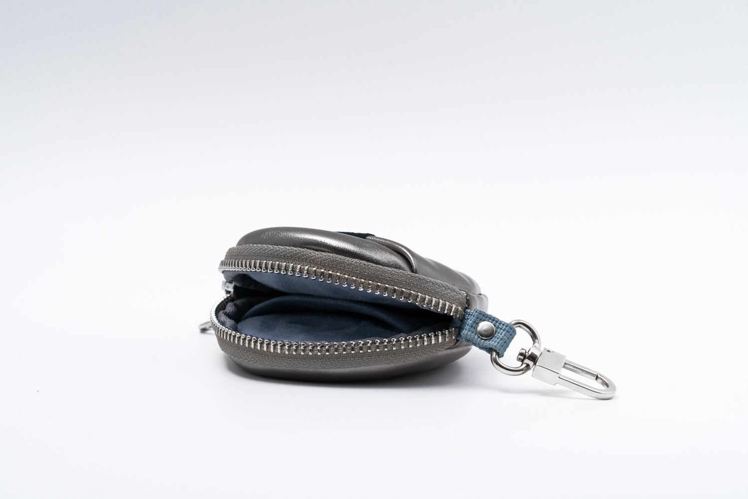 SMAST CIRCLE POUCH / METALLIC GRAY