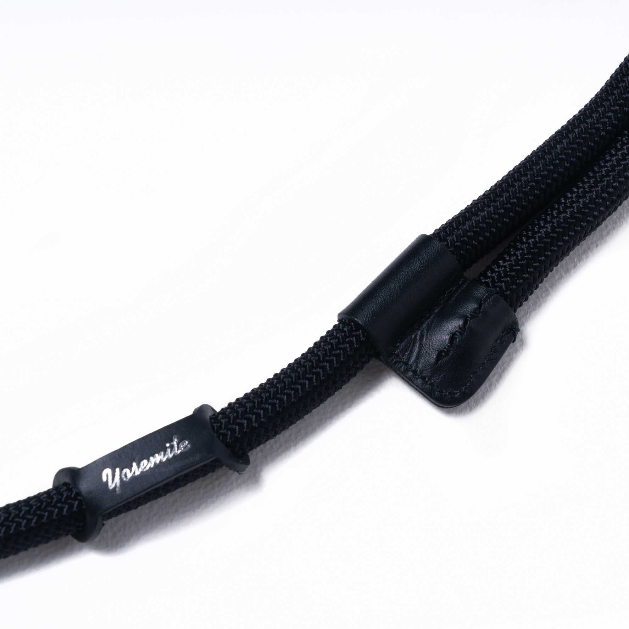YOSEMITE MOBILE STRAP ADJUSTMENT LEATHER<br>MAD BLACK<br>ヨセミテ モバイルストラップ アジャストメント レザー<br>マッドブラック