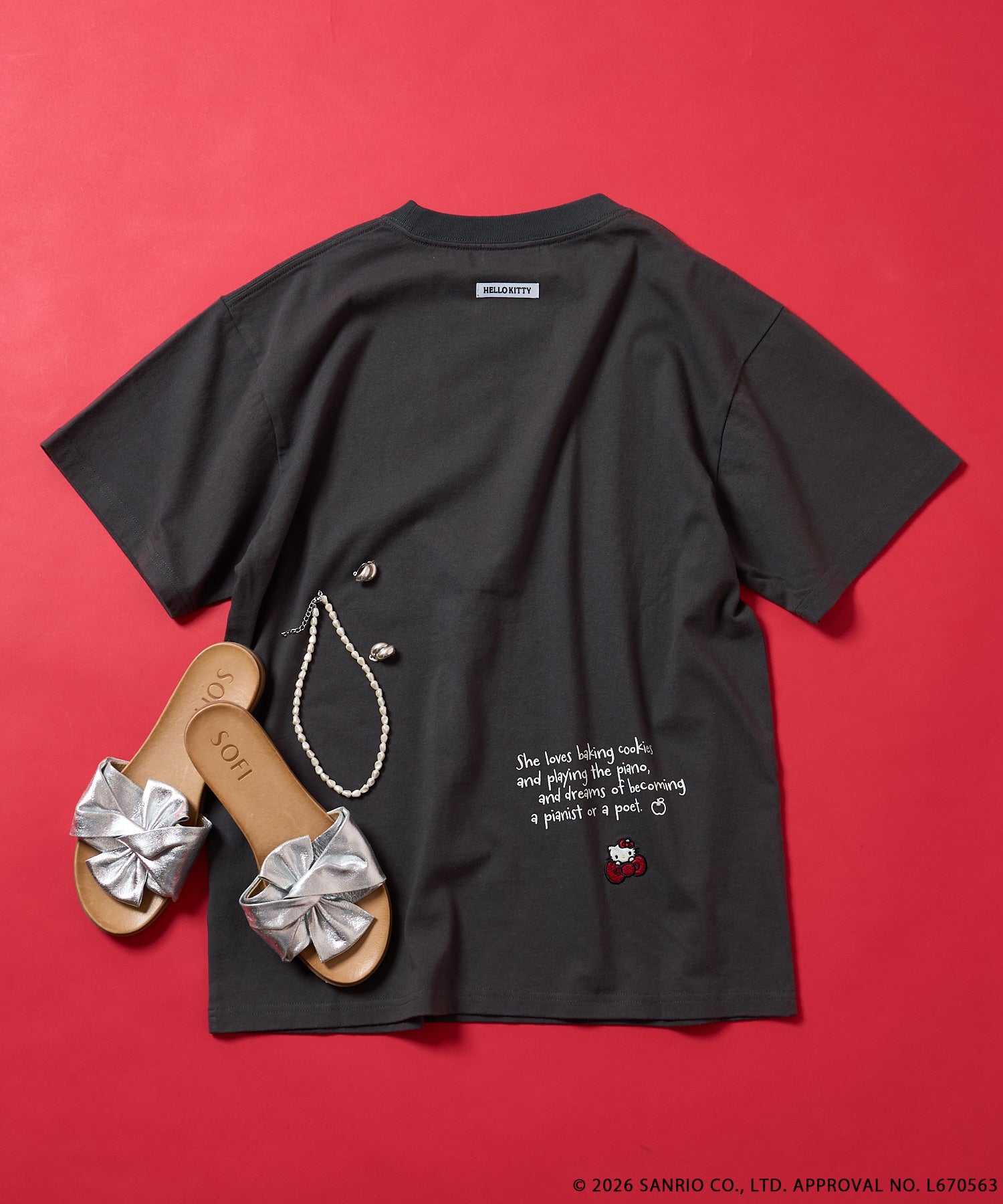 FREAK'S STORE×SMAST×ハローキティ/「HELLO KITTY」メッセージロゴTEE/CHARCOAL GRAY