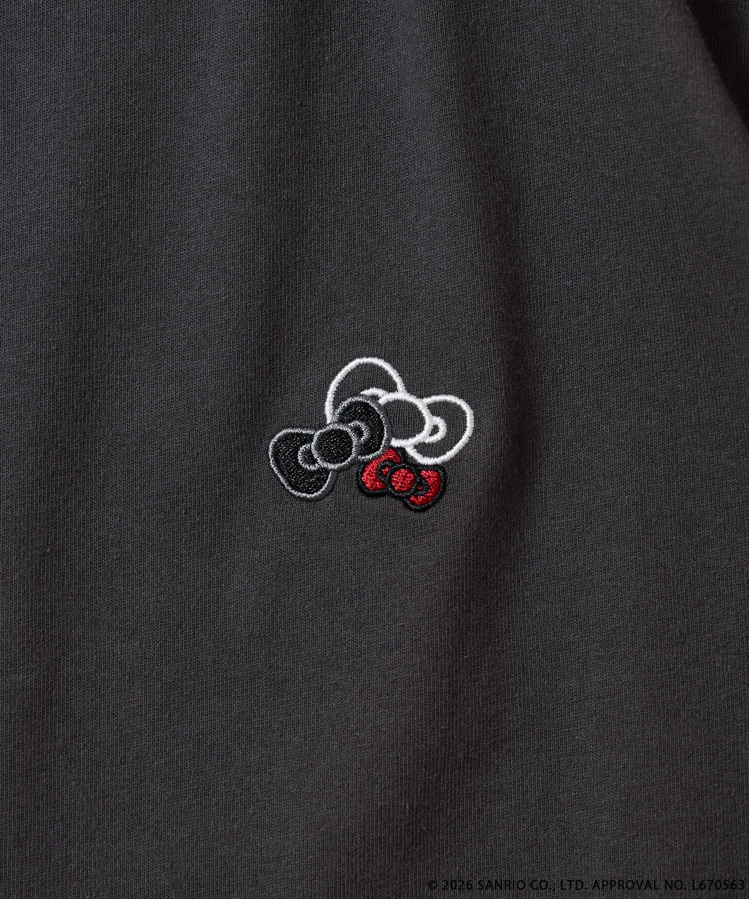 FREAK'S STORE×SMAST×ハローキティ/「HELLO KITTY」メッセージロゴTEE/CHARCOAL GRAY