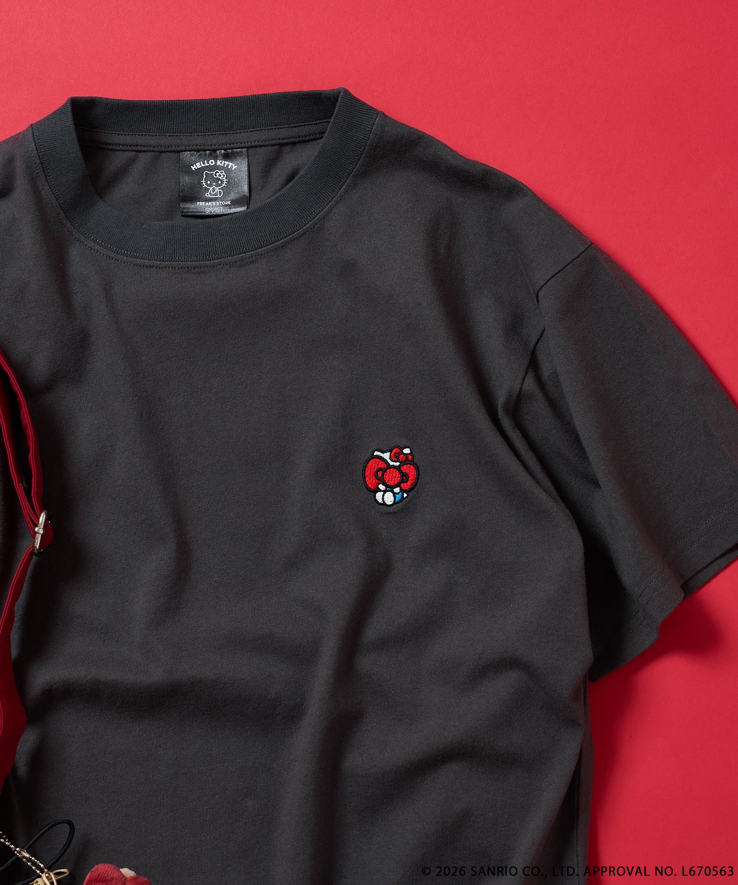 FREAK'S STORE×SMAST×ハローキティ/「HELLO KITTY」アニマル柄プリントTEE/ CHARCOAL GRAY